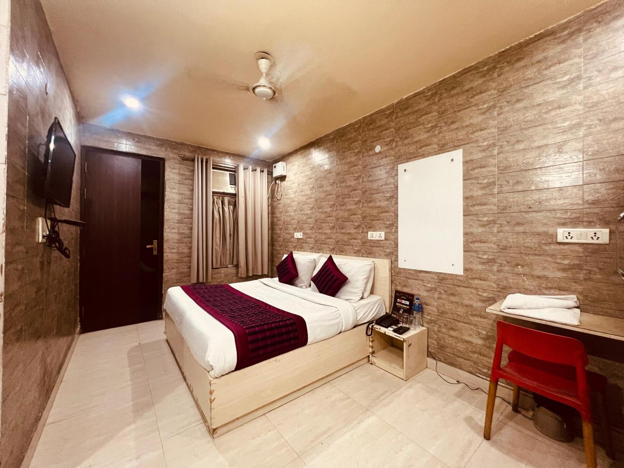 Red Chilly Near Model Town Delhi Metro Station Hotel 3*