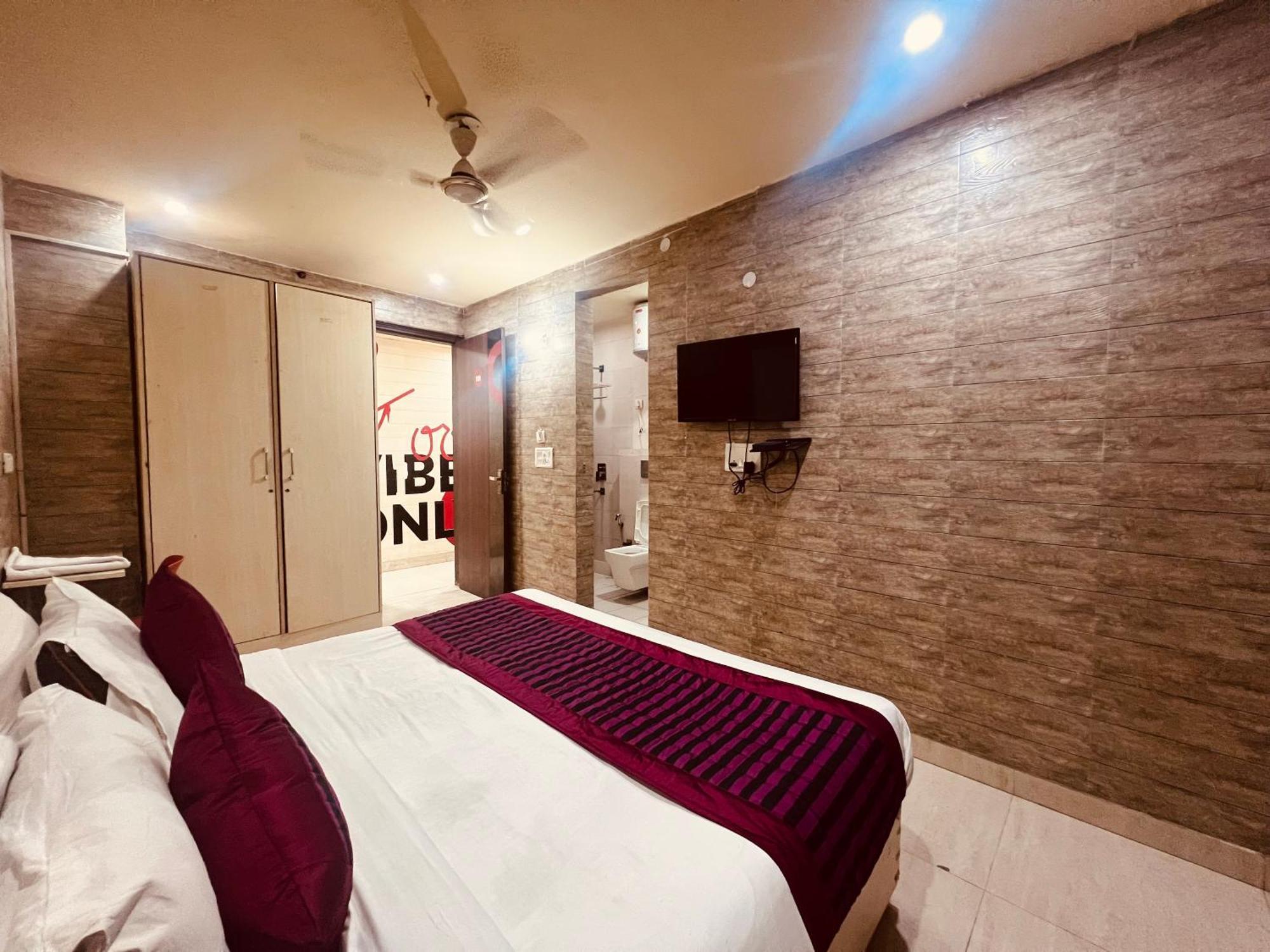 Hotel Red Chilly Near Model Town Delhi Metro Station 3*