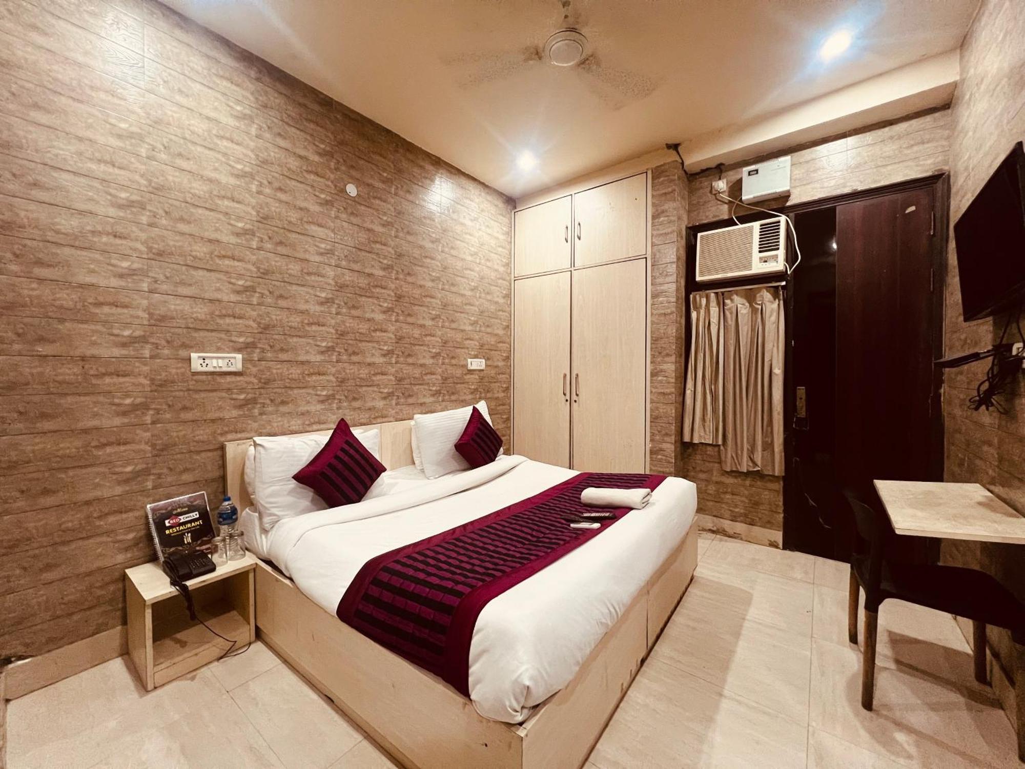 Red Chilly Near Model Town Delhi Metro Station Hotel New Delhi